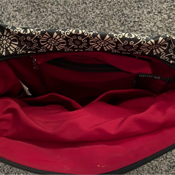Petunia Pickle Bottom Patterned Diaper Bag w/ Strap in Black & White & Red - Picture 4 of 12